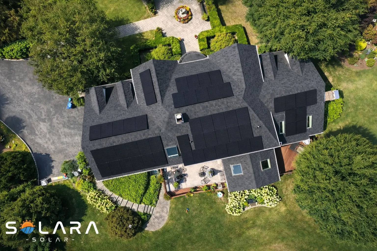 Large Solara Solar residential installation in Newtown Connecticut